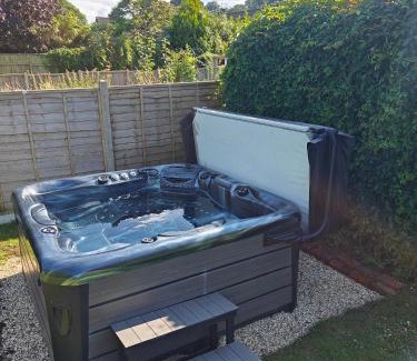 South Cadbury Casa | King Arthur's Rest House, Hot Tub & Garden Sleeps 10