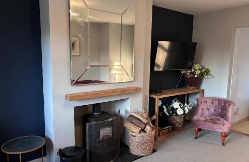 South Cadbury Casa | King Arthur's Rest House, Hot Tub & Garden Sleeps 10