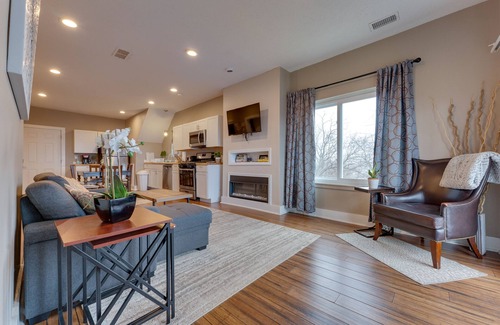 Central Northside Apartamento | King Bed - 2 BR Apt with City Views. Pet friendly. Free parking!
