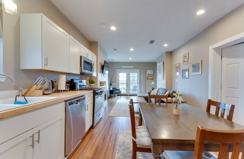 Central Northside Apartamento | King Bed - 2 BR Apt with City Views. Pet friendly. Free parking!