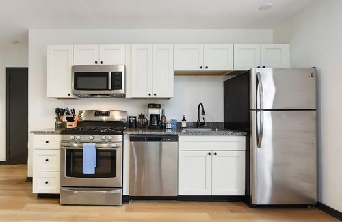 Lower Lawrenceville Apartamento | King Bed, 2 Desks, Fast WiFi, Lively Lawrenceville