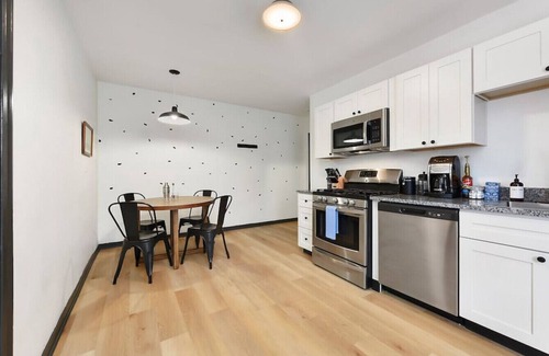 Lower Lawrenceville Apartamento | King Bed, 2 Desks, Fast WiFi, Lively Lawrenceville