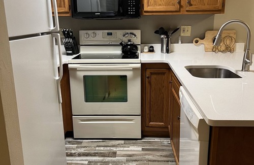 Hidden Valley Condominio | King Bed! 2B2B ground level near golf; fall leaf peeping! Well equipped kitchen!