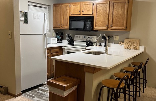 Hidden Valley Condominio | King Bed! 2B2B ground level near golf; fall leaf peeping! Well equipped kitchen!