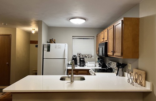 Hidden Valley Condominio | King Bed! 2B2B ground level near golf; fall leaf peeping! Well equipped kitchen!