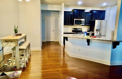 Lithia Springs Casa | King bed/3 CAR Garage/Ranch Home