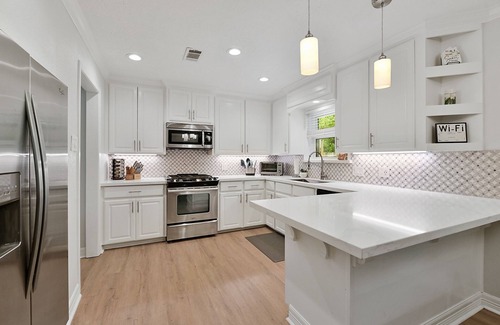 Camelot Casa | King Bed, 85 inch TV, 4Bd, Close to Campus, Perfect for Families