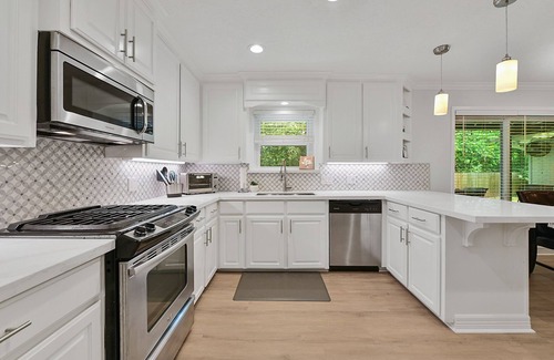 Camelot Casa | King Bed, 85 inch TV, 4Bd, Close to Campus, Perfect for Families