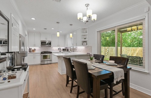 Camelot Casa | King Bed, 85 inch TV, 4Bd, Close to Campus, Perfect for Families