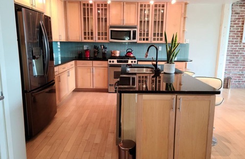 Mount Vernon Condominio | KING bed + Adjustable Bed + Parking