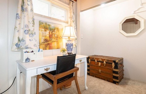 Topeka Casa | King Bed and Fenced Yard, Pet Friendly Bohemian Styled Home MTB2225
