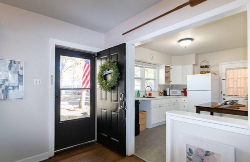 Topeka Casa | King Bed and Fenced Yard, Pet Friendly Bohemian Styled Home MTB2225