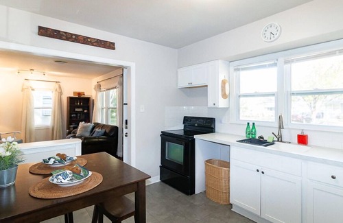 Topeka Casa | King Bed and Fenced Yard, Pet Friendly Bohemian Styled Home MTB2225