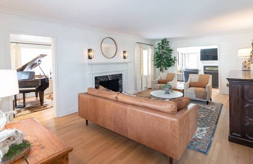 Topeka Casa | King Bed and Huge Yard Elegant Colonial Garden Home KTW3121