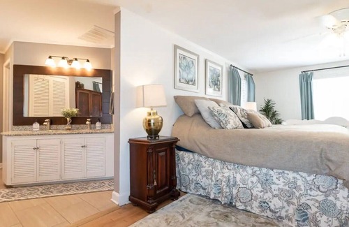Topeka Casa | King Bed and Huge Yard Elegant Colonial Garden Home KTW3121