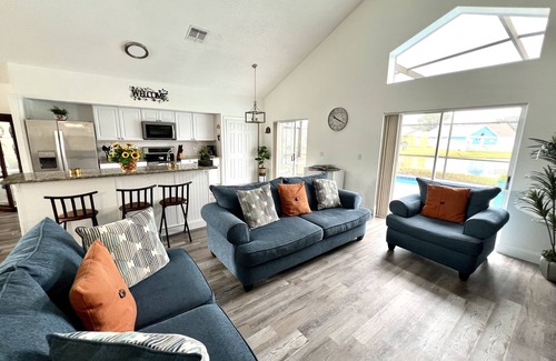 Buena Ventura Lakes Casa | King Bed and waterfront pool
