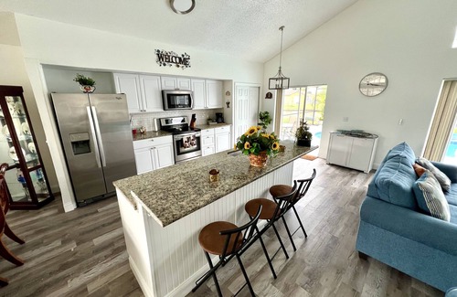 Buena Ventura Lakes Casa | King Bed and waterfront pool