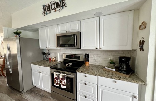 Buena Ventura Lakes Casa | King Bed and waterfront pool