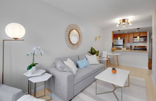 Crosstown Apartamento | King Bed Apartment w/ Pool, Sauna, Gym, & Free Parking ❤ The Urban Oasis