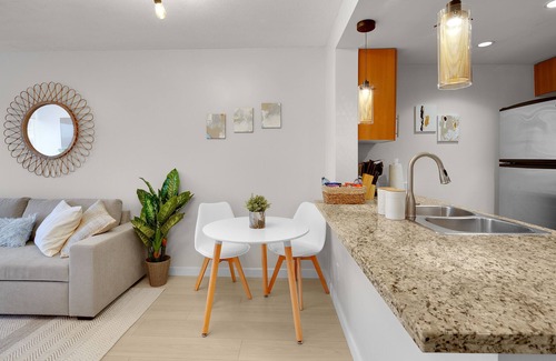 Crosstown Apartamento | King Bed Apartment w/ Pool, Sauna, Gym, & Free Parking ❤ The Urban Oasis