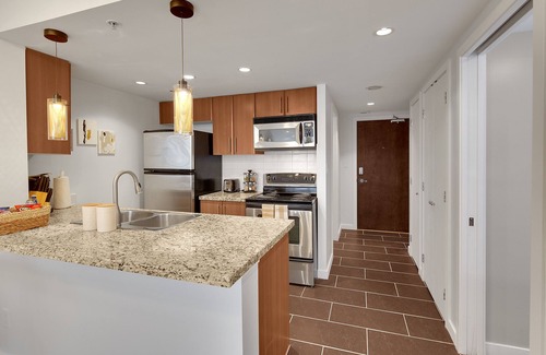 Crosstown Apartamento | King Bed Apartment w/ Pool, Sauna, Gym, & Free Parking ❤ The Urban Oasis