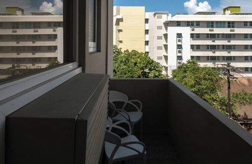 Miramar Apartamento | King Bed | Balcony | Free Parking | Pet Friendly | AC