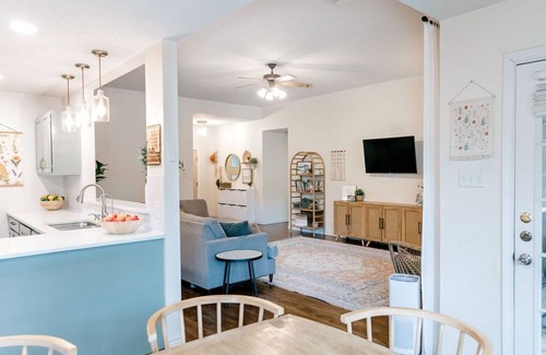 Southern Plantation Casa | King Bed, Clean and cozy 4/2, Aggie Football, Graduation, Santas Wonderland!!