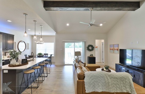 Abilene Cabina | King Bed - Country Modern Farmhouse Abilene - Sleeps 18 close to Dyess AFB