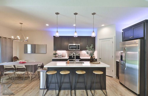 Abilene Cabina | King Bed - Country Modern Farmhouse Abilene - Sleeps 18 close to Dyess AFB