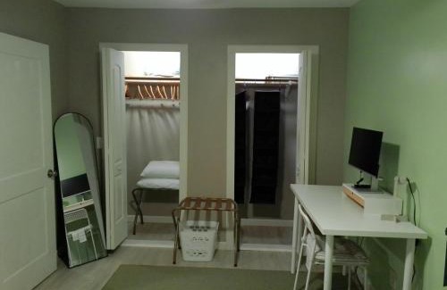 Fairfax Casa | King Bed Creekfront Retreat in Jacksonville