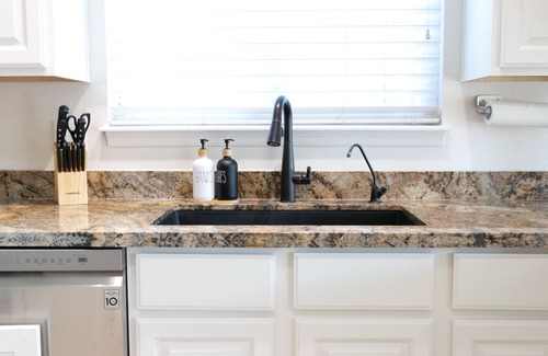 Gilbert Casa | King Bed - Downtown Gilbert - Hot Tub, Pool, Entertainment, Arcades + Projector!