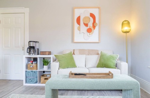 Portsmouth Apartamento | King Bed | Downtown Suite | Port City Stays