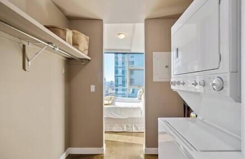 Victoria Park Apartamento | King Bed | DT Views | UG Park | Walk to Saddledome