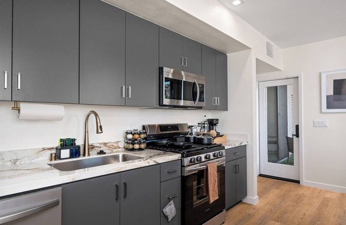 Roseville - Fleet Ridge Apartamento | King Bed, EV Charger, Pet-Friendly, Balcony, Near Airport & Beaches