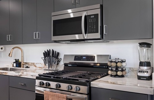 Roseville - Fleet Ridge Apartamento | King Bed, EV Charger, Pet-Friendly, Balcony Near Airport & Beaches