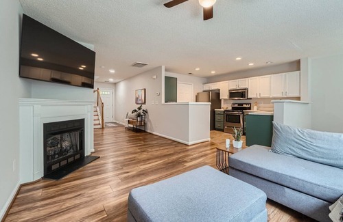 Charlotte Casa | Cama King: casa urbana limpia y acogedora en el área universitaria