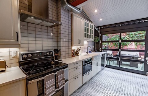 South Side Flats Casa | King Bed | Free Parking | Arcade | Fire Pit