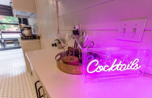 South Side Flats Casa | King Bed | Free Parking | Arcade | Fire Pit