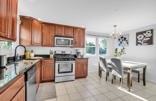 Cheektowaga Casa | King Bed, Fresh & Clean. 3 Bed 1.5 Bath, Extended Stay.