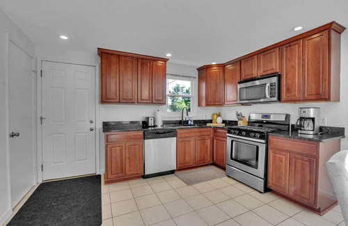 Cheektowaga Casa | King Bed, Fresh & Clean. 3 Bed 1.5 Bath, Extended Stay.