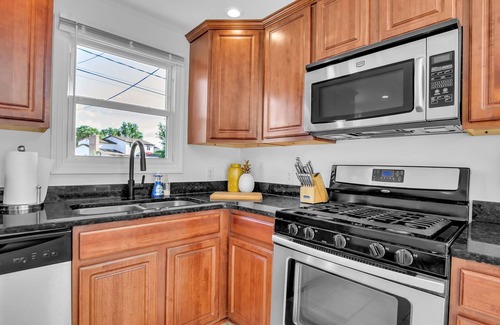 Cheektowaga Casa | King Bed, Fresh & Clean. 3 Bed 1.5 Bath, Extended Stay.