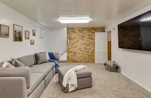 West Valley City Casa | King Bed, Full Kitchen, Central Location!