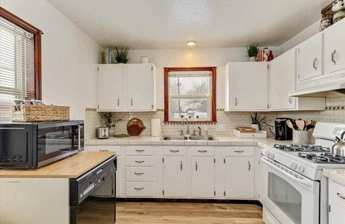 West Valley City Casa | King Bed, Full Kitchen, Central Location!