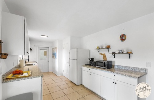 Brentwood Park Casa | KING BED! Games! Central Location. Big Weekly/Monthly Discount!