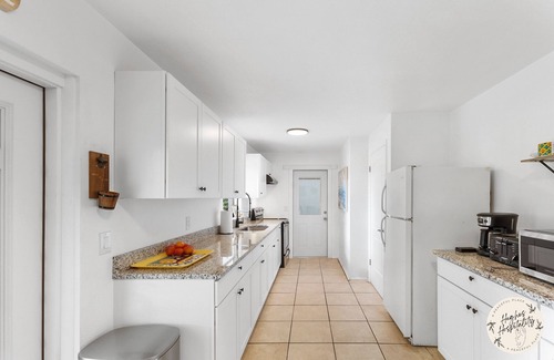 Brentwood Park Casa | KING BED! Games! Central Location. Big Weekly/Monthly Discount!