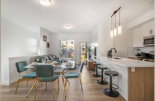 Springbank Hill Casa | King Bed » Garage » AC » Full Kitchen » 65`