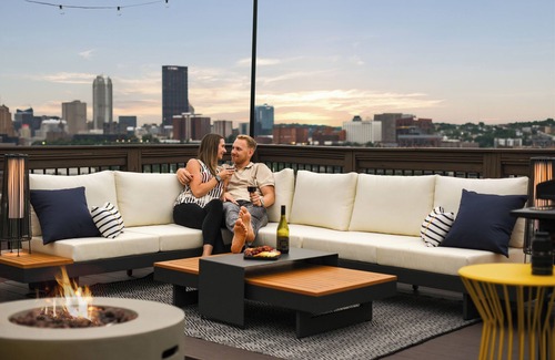 South Side Slopes Casa | King Bed Garage Rooftop Views Sleeps 14 Game room walk to Carson St