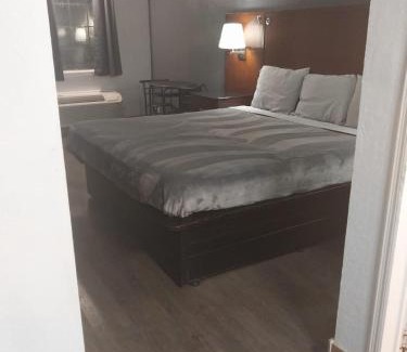 Jackson Apartamento | King Bed Hotel Room 110