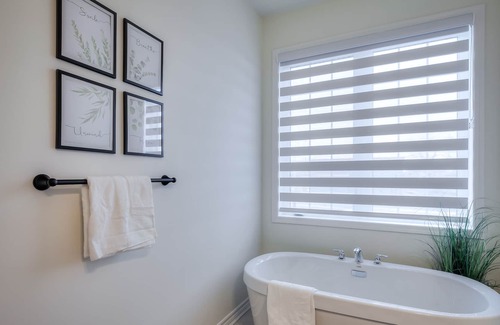 Pickering Casa | King Bed I Chefs Kitchen I Toronto Zoo I Park Free I Family and WFH friendly
