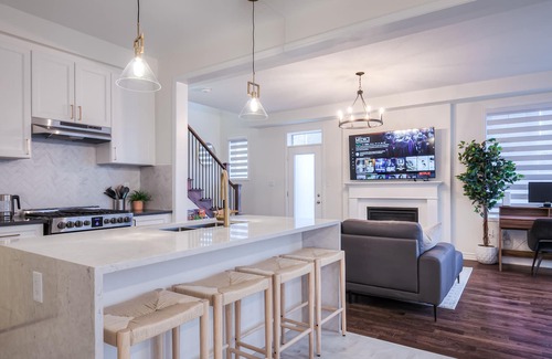 Pickering Casa | King Bed I Chefs Kitchen I Toronto Zoo I Park Free I Family and WFH friendly